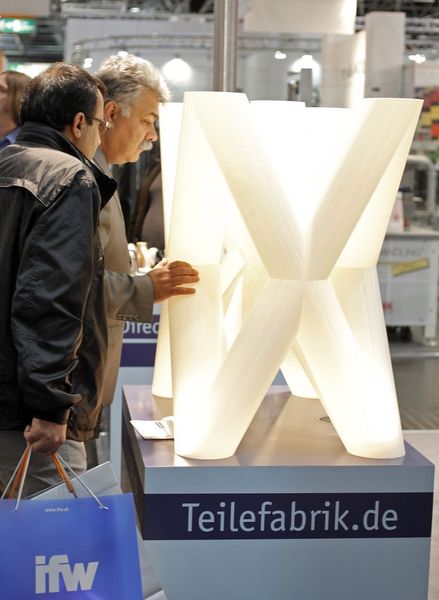 Sein Können zeigte der Auftragsfertiger für thermoplastische Bauteile Alphacam auf der Messe K 2010. (Archiv: Vogel Business Media)