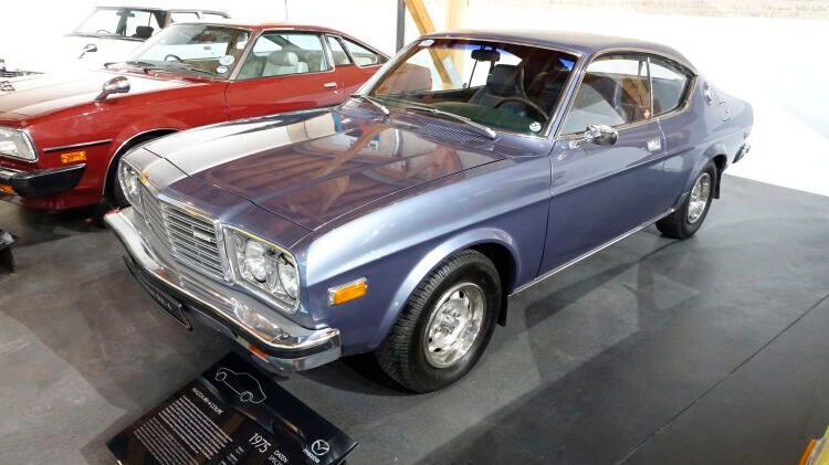 Der Mazda RX-4 (in Japan „Mazda Luce Rotary“ genannt) war ein von 1972 bis 1977 gebautes Mittelklassemodell mit Wankelmotor. Mit Ausnahme des Wankelmotors entsprach der RX-4, den es als zweitüriges Hardtop-Coupé, als viertürige Limousine und als fünftürigen Kombi gab, dem Mazda 929 der ersten Generation. (Bild: Dominsky/»kfz-betrieb«)