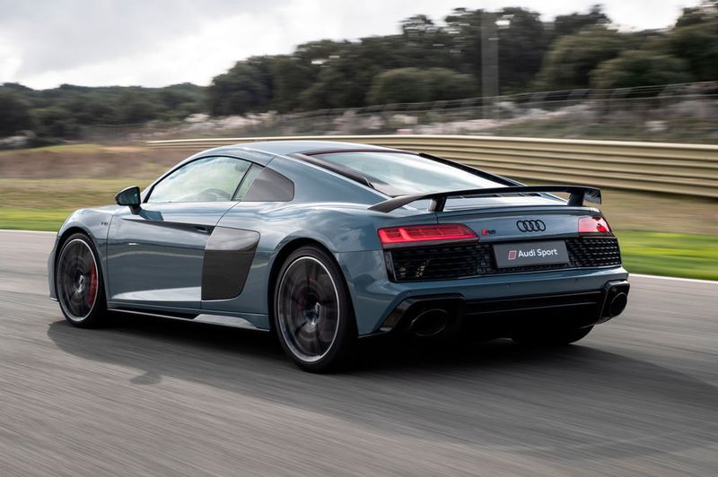 Die frei saugende, mit Zylinderabschaltung ausgerüstete 5,2-Liter-V10-Maschine, beschleunigt den R8 in 3,1 Sekunden von 0 auf Tempo 100 km/h. (Audi)