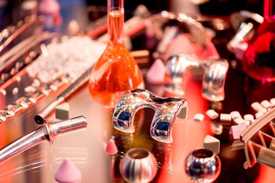 Ob spiegelglatt oder mit definierter Rauheit – die Oberflächen von Produkten für die Medizin- und Pharmatechnik haben einen entscheidenden Einfluss auf deren Qualität und Sicherheit.(Bild:  Nicolas Herdin/Fairxperts)