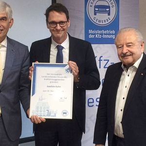 Ein Viertel Jahrhundert für das Kfz-Gewerbe: Präsident Jürgen Karpinski (re.) und Vizepräsident Michael Kraft dankten Geschäftsführer Joachim Kuhn (alle Kfz-Gewerbe Hessen) für sein Engagement.(Bild:  Baeuchle/»kfz-betrieb«)