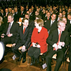 Die erste Reihe der CeBIT-Eröffnungsveranstaltung war hochkarätig besetzt (v.l.n.r.): EU-Kommissarin Viviane Reding, Niedersachens Ministerpräsident Christian Wulff mit seiner Freundin Bettina Körner, Sergey Naryshkin als Vertreter der russischen Regierung, Bundeskanzlerin Angela Merkel, Bitkom-Chef Willi Berchtold und Pat Russo, CEO Alcatel-Lucent.