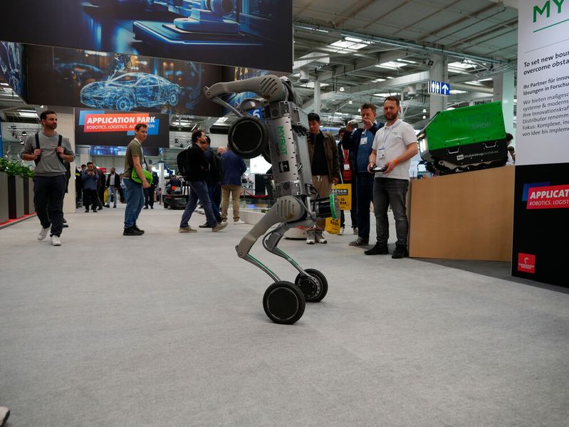 Die Robotik fand auf der Messe vor allem im Application Park statt. Bei Mybot handelt es sich um einen Distributor von Robotiklösungen.  (Bild: Sandro Kipar/VCG)