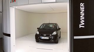 Nach Abschluss der optischen Datenerfassung steht das Auto um 180 Grad gedreht mit Front zum Einfahrtor, der Operator muss nicht rückwärts herausfahren. (Bild: Holz/»kfz-betrieb«)