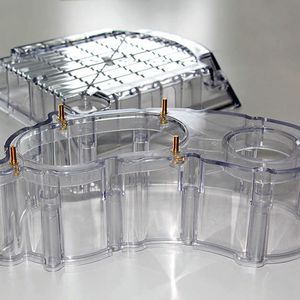 Beispiele für transparente Gehäuseteile aus der Ackermann-Fertigung.