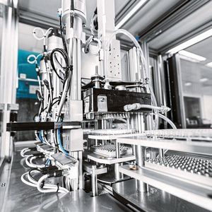 Ein elektrischer Schlitten vom Typ EGSC bewegt den Pipettierkopf nach unten, der den Mikrotiterplatten in mehreren Waschstationen Flüssigkeit zuführt. 