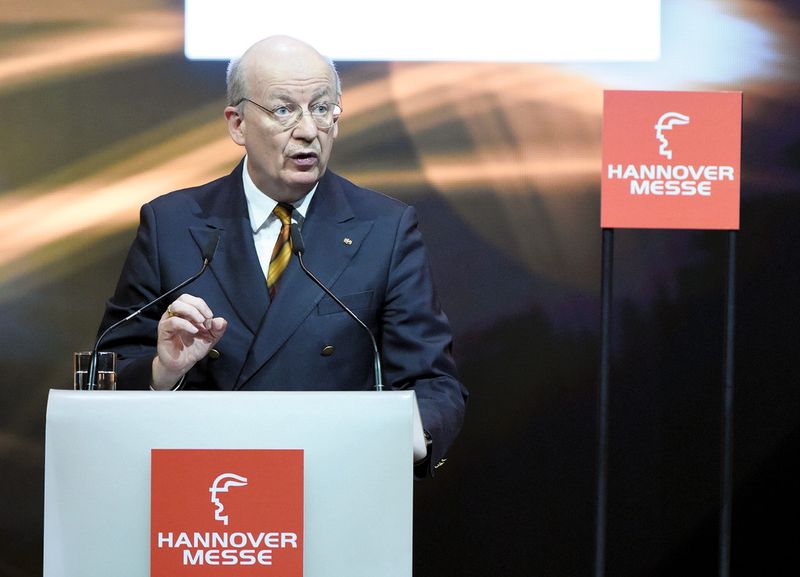 Eröffnungsfeier der Hannover Messe am 12. April 2015 im Hannover Congress Centrum, Hermes Award, Vorsitzender der Geschäftsführung des Deutschen Forschungszentrums für Künstliche Intelligenz (DFKI) sowie Vorsitzender der Hermes Award-Jury Prof. Wolfgang Wahlster (Bild: Deutsche Messe)