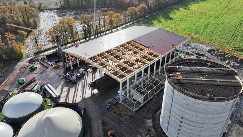 Die geräumigen Hallen bieten ausreichend Platz für eine neue Heizungsanlage, eine Fahrsiloüberdachung und Pumpen. (Bild:  Hermann Schlichtmann GmbH)