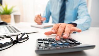 Wer von zuhause aus arbeitet, kann die Kosten dafür beim Finanzamt absetzen. (©Proxima Studio - stock.adobe.com)