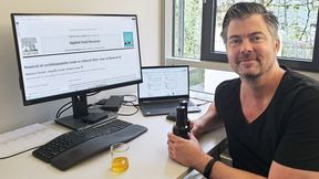 Dr. Roman Lang hat untersucht, wie sich Leinöl so behandeln lässt, dass es länger haltbar wird. (Bild: Dr. Gisela Olias / Leibniz-LSB@TUM )