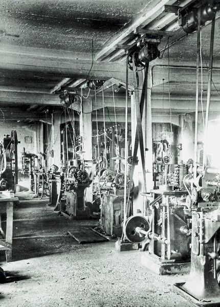 In den 1930er Jahren wurden die Arbeitsmaschinen über Transmissionsriemen angetrieben.  (SEW-Eurodrive)