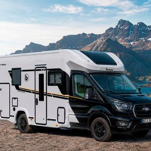 Die Alternative zu Einzel- oder Queensbett-Grundrissen wird, wie der 6,40 Meter lange, neue Teilintegrierte Yrteo Y885 der spanischen Marke Benimar, fast ausschließlich mit einem Hubbett für zwei Personen kombiniert.(Bild:  Benimar)