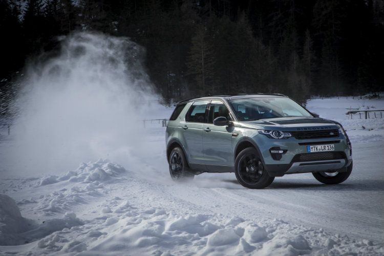 .... macht der Discovery Sport auch auf schneebedeckten Straßen. (Foto: Land Rover)
