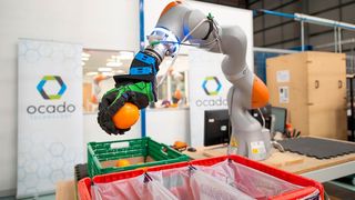 Aber auch im Rahmen der Lebensmittellogistik leisten smarte Robotersysteme gute Dienste, wie hier beim schonenden Umgang mit Obst. (Bild: Ocado Group)