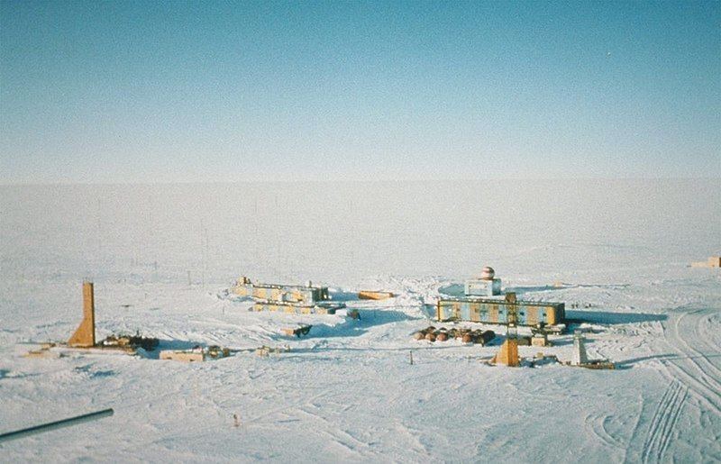 -89,2 °C – 23.07.1983  Antarktis-Station Wostok  Noch kälter als in Oimjakon ist es in der Antarktis. Dort zeichnete die Messstation in Wostok einen Tiefstwert von -89,2 °C auf.    Was Forscher für einen Rekord im antarktischen Eis gemacht haben, lesen Sie hier.      Hier geht es zurück zum Begleitartikel dieser Bildergalerie: Die tiefsten Temperaturen der Welt  Quelle: Minus 89,2 Grad: Das sind die weltweiten Kälterekorde     Bildquelle: Todd Sowers (gemeinfrei): Wostok-Station (Todd Sowers, LDEO, Columbia University)