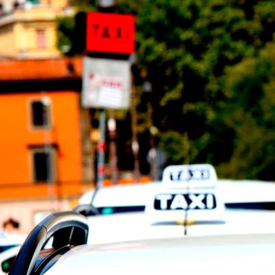 Taxis, Uber und der öffentliche Nahverkehr – sie stehen in Konkurrenz zueinander, können sich aber auch ergänzen. Ihr Zusammenspiel wird nun neu geregelt.(Bild:   / CC0)