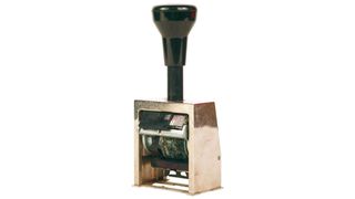 Abstempeln und weiterreichen: Nach Eingang der Rechnungen beim Abnehmer gehen die Daten an den Factor weiter, der die Forderungen begleicht. Bild: MM-Archiv (Archiv: Vogel Business Media)