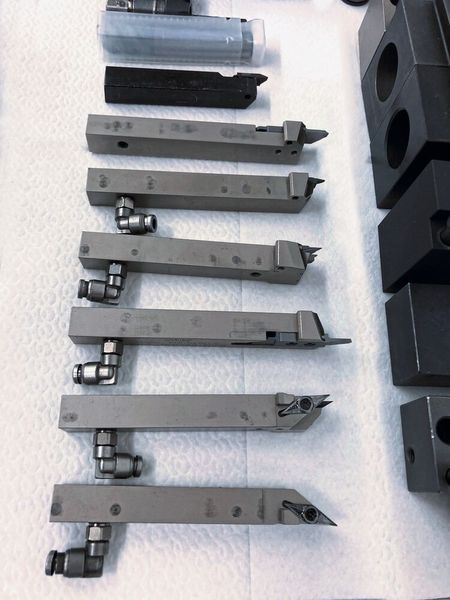 Kühlen Kopf bewahren. Rechts die Werkzeughalter mit integrierter Innenkühlung, oben der Kühlschmierstoffverteiler mit den entsprechenden Zuleitungen. Selbst die Maschinenbrände gehören seit dem Einsatz der Utilis-Werkzeuge der Vergangenheit an.  (Bild: Utilis)