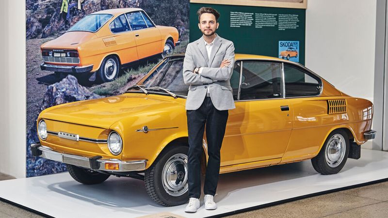 Skoda-Designer Richard Svec und das historische Vorbild für den 110 R Concept. (Bild: Skoda)
