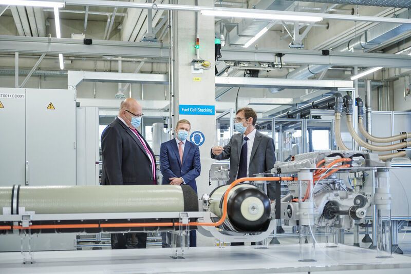 Von links: Vorstandsvorsitzender der BMW AG, Oliver Zipse; Bundeswirtschaftsminister Peter Altmaier; Jürgen Guldner, Leiter Wasserstofftechnologie und Fahrzeugprojekte im Wasserstoff-Kompetenzzentrum der BMW Group.  (BMW)