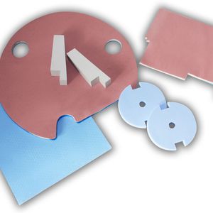 Die gezielte Ausbreitung der Wärme von Akkuzelle zu Zelle bzw. zur Kühleinrichtung oder Außenfläche verbessern exakt konfigurierte Materialien wie Wärmeleit-, Phasenwechsel-, Isoliermaterial.(Bild:  Dr. Dietrich Müller GmbH)