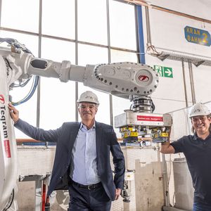 Endlich sind die Mitarbeiter von der schweren und nicht zuletzt auch gefährlichen Aufgabe des Entgratens erlöst. Den das macht jetzt dieser besondere Roboter. Von links: Es freuen sich der Kloeckner-Metals-Germany CEO Bernhard Weiß und der Regionalleiter Ost.(Bild:  www.industriefotografie-steinbach.de)