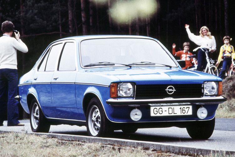Ab 1977 gab`s den Kadett C auch als viertürige Kompaktlimousine. (Foto: Opel)