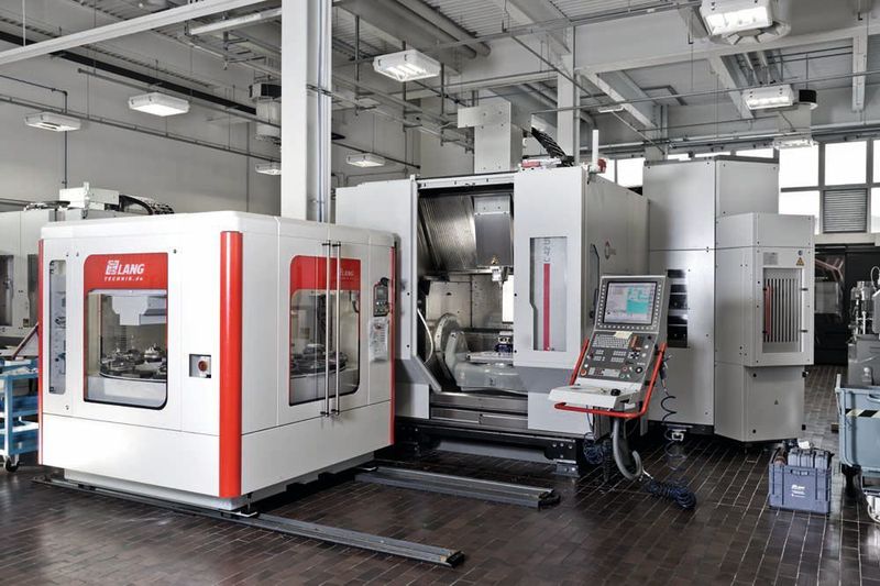 5-Achsen-CNC-Hochleistungs-Bearbeitungszentrum C 42 U mit dem auf die linke Seite verschobenen Werkstückmagazin und dem rechts angeordneten Werkzeug- Zusatzmagazin ZM 192 mit weiteren 192 Werkzeugplätzen. (Hermle)