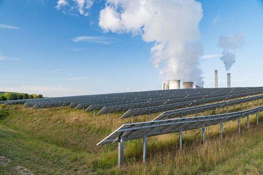 Nach dem Kohleausstieg müssen Grundchemikalien wie Kohlenmonoxid auf anderen Wegen gewonnen werden, etwa mittels CO2-Elektroyse und erneuerbaren Energien. Nach dem Kohleausstieg müssen Grundchemikalien wie Kohlenmonoxid auf anderen Wegen gewonnen werden, etwa mittels CO2-Elektroyse und erneuerbaren Energien.