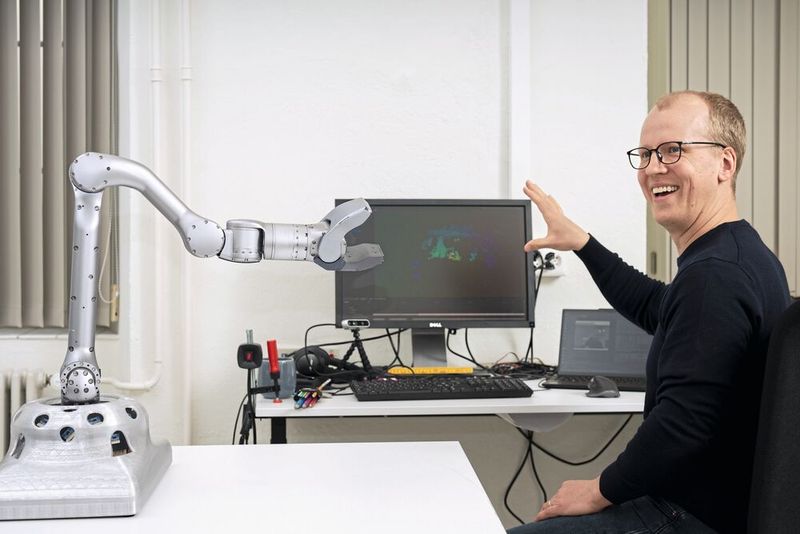 La caméra 3D détecte la main en mouvement et le bras robotique l'évite. (Source :Thomas Entzeroth)