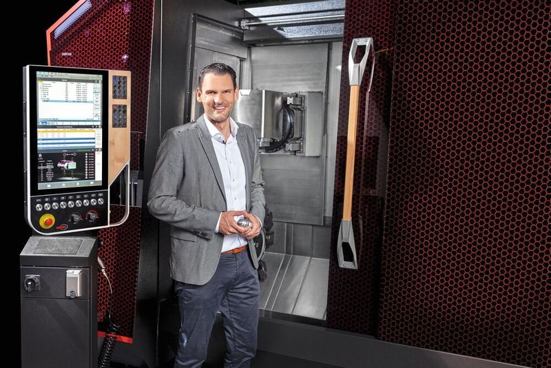 Geschäftsführer Thorsten Rettich vor einem Modell der neuen Weisser-Maschinenfamilie Artery. (J. G. Weisser)