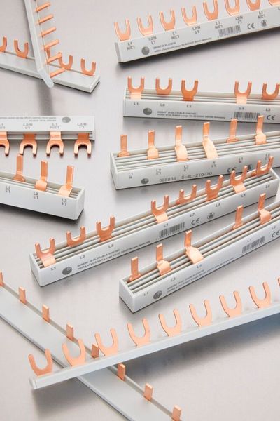 HORA eTec GmbH (Halle 11.0, Stand B81): Platzsparende und flexible Reihenklemmen, Phasenschienen und Hauptleitungsklemmen stehen am Stand von HORA im Fokus. Insbesondere die individuell kürzbaren Phasenschienen stehen dabei im Rampenlicht. HORA eTec erweitert darüber hinaus sein Produktportfolio im Bereich der Aluminium-Reihenklemmen (RKA) um zwei kleine Querschnitte. (Bild: HORA eTec)