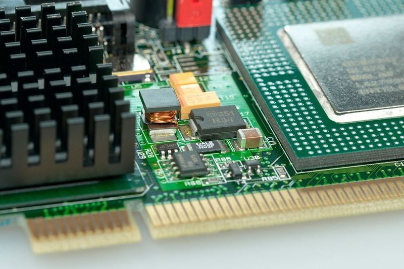 Der Untreue-Skandal bei Infineon – Der ehemalige Infineon-Chef Ulrich Schumacher und der ehemaligen Vorstand Andreas von Zitzewitz haben Schmiergelder in Höhe von mehreren hunderttausend Euro angenommen. (Bild: Pixabay, CCO Public Domain)