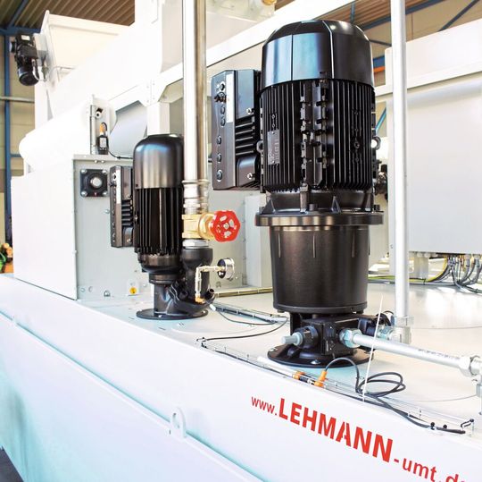 Effizient und nachhaltig: Frequenzgeregelte Pumpen versorgen die Bearbeitungszentren mit jeweils angepassten Mengen gereinigter Kühlschmierstoffe. Effizient und nachhaltig: Frequenzgeregelte Pumpen versorgen die Bearbeitungszentren mit jeweils angepassten Mengen gereinigter Kühlschmierstoffe.