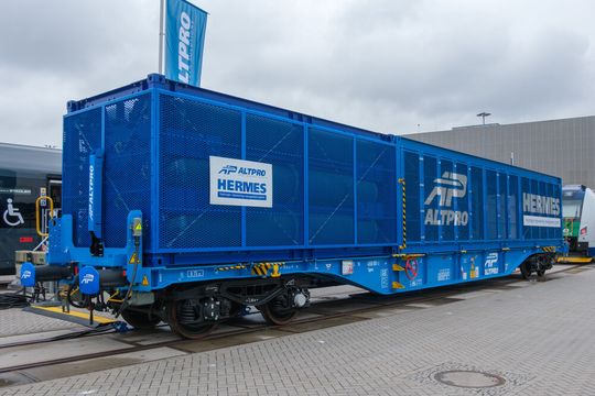 Innovativ ist die Wasserstofflösung von Altpro: Der Hermes-Wagen vereint Wasserstofftank, Brennstoffzellen und den Stromrichter zur Versorgung einer Lok mit elektrischer Energie.(Bild:  © 2026 Richard Oed)