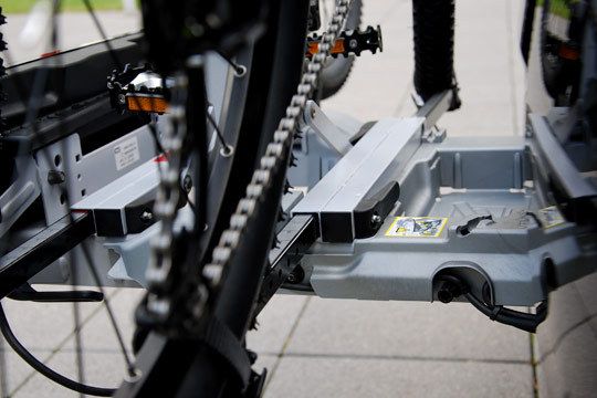 Das System wird nach der Entriegelung an der Kofferraumkante wie eine Schublade herausgezogen und aufgeklappt, um bis zu zwei Fahrräder aufzunehmen. (Archiv: Vogel Business Media)