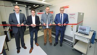 Halbleitertestmaschine für die Ausbildung: Markus Boll (l.) und Volker Fabiunke (2. v. l.) von Elmos übergaben das Gerät im Beisein von Prof. Dr. Uwe Götze, Prorektor für Transfer und Weiterbildung der TUC (r.), an Prof. Dr. Ulrich Heinkel von der TU Chemnitz. (Bild: Jacob Müller, TU Chemnitz)