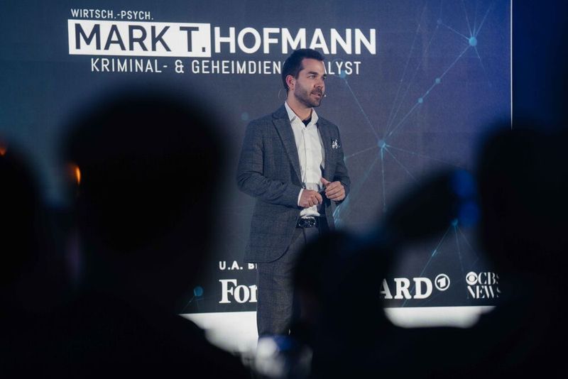 Mark T. Hoffmann, Kriminal- und Geheimdienst-Analyst, bezeichnet sich selbst auch als Profiler, entführt die Zuschauer kurzerhand ins Darknet. Welche Abgründe sich dort auftun, wird  unterhaltsam nahegebracht.  (Bild: Manuel Emme Fotografie)