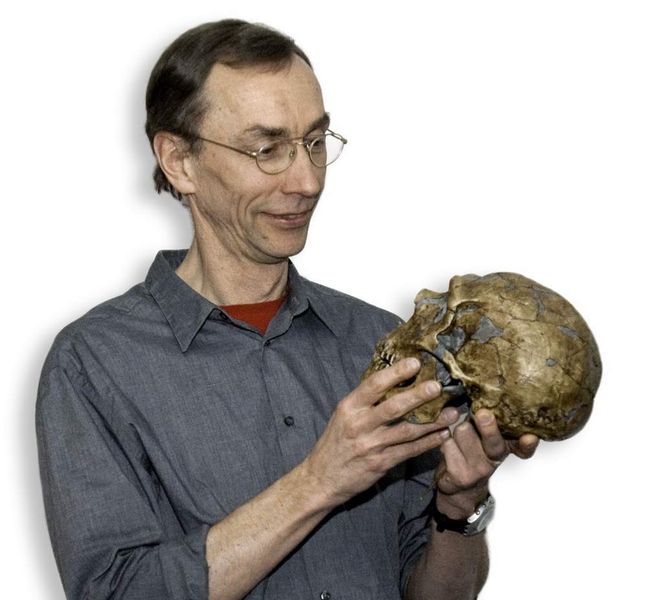 Svante Pääbo hält den Schädel eines Neandertalers.  (Bild: Max-Planck-Institut für evolutionäre Anthropolgie)