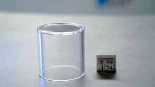 Dieses Arrangement aus Glas und Maßstab steht dafür, dass man es am Laser Zentrum Hannover geschafft hat, sichere Glasbehälter für die Aufbewahrung von Gefahrstoffen per Laser zu schweißen. Hier mehr zu den Vorteiilen für die Kreislaufwirtschaft ... (Bild: LZH)