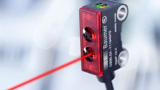 Die optischen Miniatursensoren O200 erkennen zuverlässig kleinste Objekte bis 0,05 mm. (Baumer)