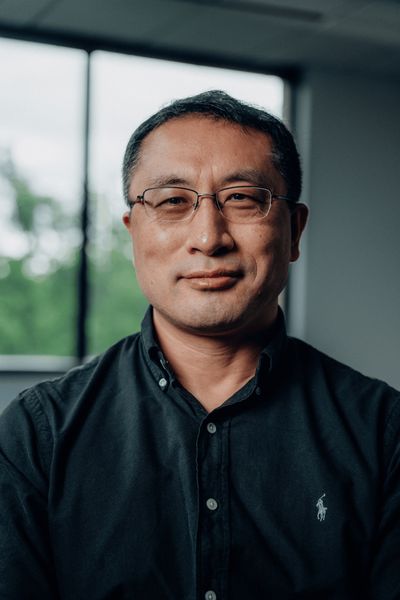 ... und Jibo Liu (USA): Was früher Stunden oder Tage dauerte und spezielle Werkzeuge erforderte, erledigt eine neu entwickelte, mobile App nun in weniger als 30 Minuten. Dies spart Kunden Zeit und Kosten und erhöht die Effizienz bei der Installation komplexer Systeme.  (Bild: Siemens)