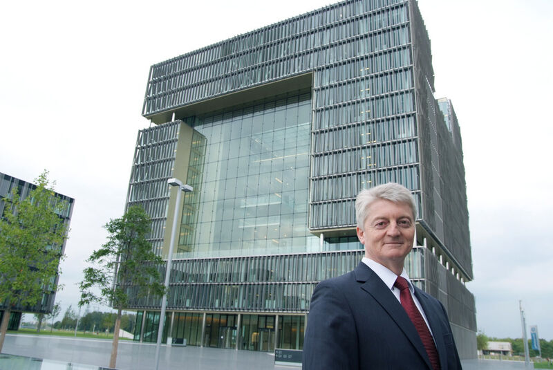 Thyssen Krupp ist ein Stahl- und Technologieunternehmen mit Firmensitz in Duisburg und Essen. In 2014 erwirtschaftete Thyssen Krupp 41.3 Milliarden Euro Umsatz und beschäftigte 160.745 Mitarbeiter. Vorstandsvorsitzender ist seit Januar 2011 Heinrich Hiesinger. (Thyssen Krupp/Michael Dannenmann)