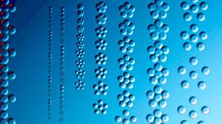 Bochumer Forscher beschleunigen die Suche nach den besten Katalysatoren für die Energiewende. In jeder Ansammlung dieser Punkte befindet sich eine einzelne Mikrobibliothek. Jede einzelne davon enthält einen Elementemix für einen potenziellen Katalysator. Lesen Sie! (Bild: L. Banko)