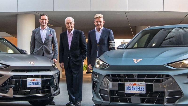 Vorbesprechung der künftigen Partner: (v. l.) Thomas Schäfer als Leiter der Markengruppe Core im Volkswagen-Konzern, Roger Penske, Vorsitzender der Penske Corporation, sowie Seat- und Cupra-Chef Wayne Griffiths. (Bild: Cupra)