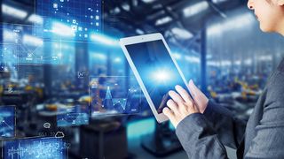 Die Symbiose von ERP und MES ermöglicht im Idealfall eine sofortige Reaktion auch auf unvorhergesehene Ereignisse.  (Bild: metamorworks/AdobeStock)