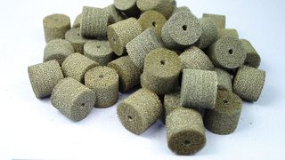 Der legierte Metallschaum ist im gesinterten Zustand sowohl schneidbar als auch wickelfähig und kann dadurch in eine beliebige Form gebracht werden.  (Bild: Alantum)