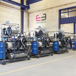 Entrade liefert seine Kleinkraftwerke – hier der Typ E3 – zu je zwei oder vier Stück in Standard-See-Container eingebaut aus, die Aggregate sind sofort betriebsfähig und lassen sich auf ein weites Spektrum von Brennstoffen einstellen.