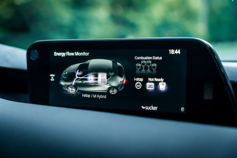 Auf dem Display werden die Funktionsweise des Hybridsystems und der Verbrennungs-Status angezeigt.
 (Mazda)
