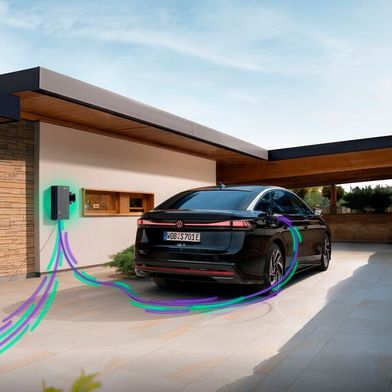 Ein Volkswagen ID.7 am Elli BiDi Charger: Bidirektionales Laden bindet die Fahrzeugbatterie in das Energiesystem ein und kann helfen, Mobilitätskosten zu senken. (Bild: Volkswagen)
